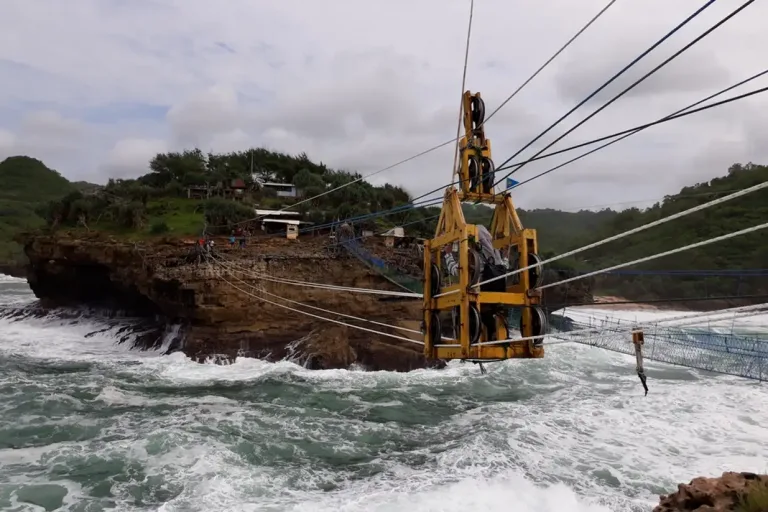 Hal Menarik Pantai Timang, dari Cari Lobster Hingga Naik Gondola