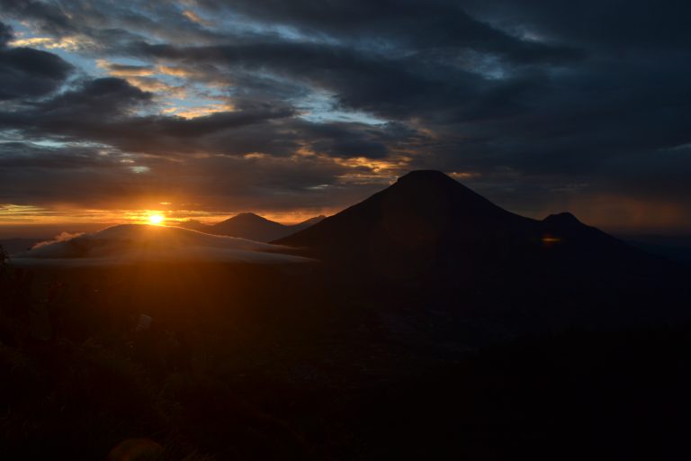 Asli, Terpesona Banget Pas Lihat Kilauan Sunrise Sikunir Dieng