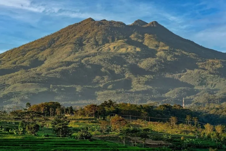 4 Misteri Gunung Lawu yang Bikin Merinding, Dari Pendaki yang Hilang Hingga Pasar Setan