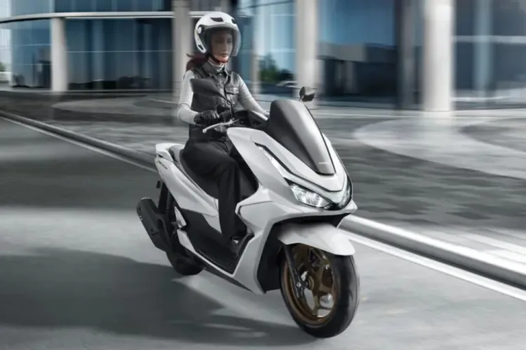Seorang perempuan sedang mengendarai Honda PCX 160