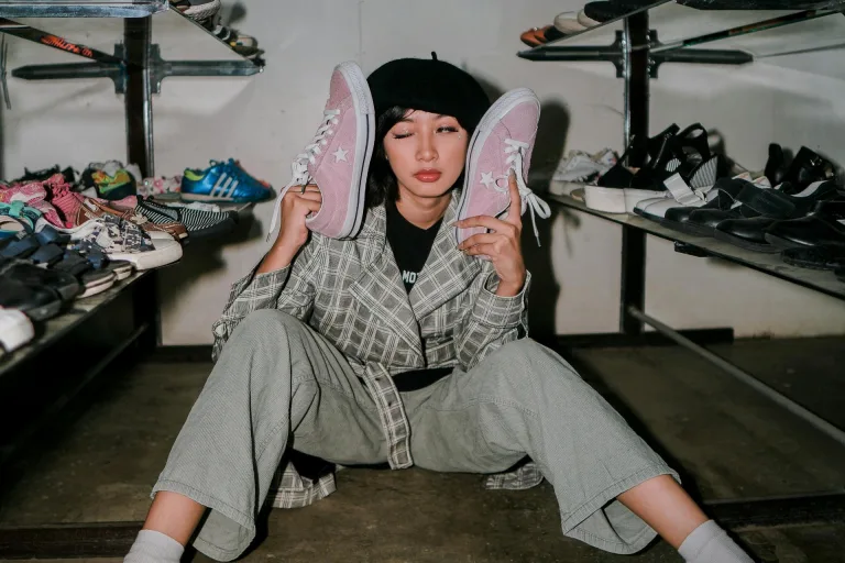 Seseorang sedang memilih sepatu olahraga wanita