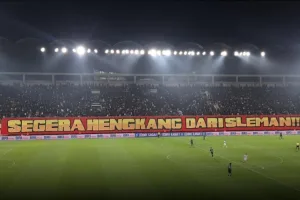 Kerusuhan Suporter di Laga PSS vs Persija Jakarta di BRI Liga 1