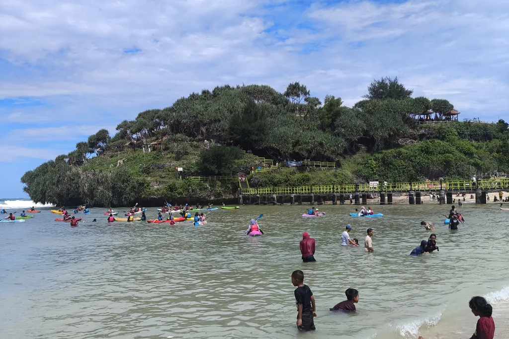 Pulau Karang yang indah di Pantai Drini