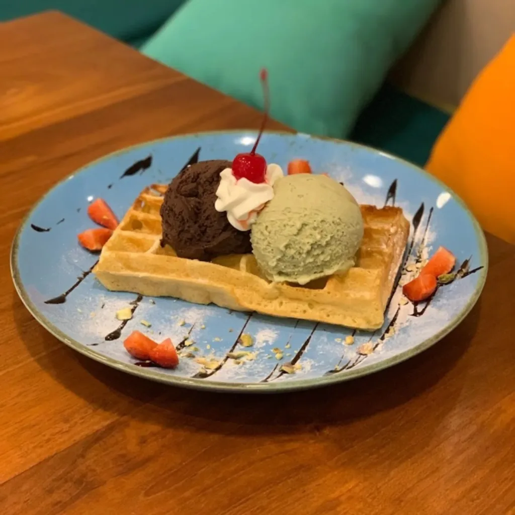 Salah satu menu andalan MÓU GELATO waffle cone Gelato dengan 2 scoops gelato