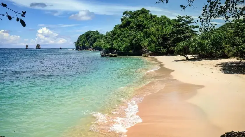 Pantai Tiga Warna
