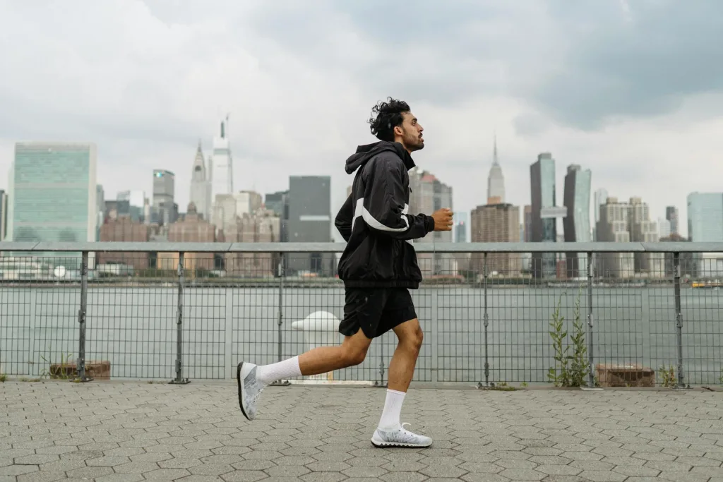 Berolahraga dengan sepatu jogging pria yang nyaman