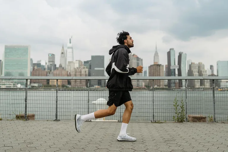 Berolahraga dengan sepatu jogging pria yang nyaman