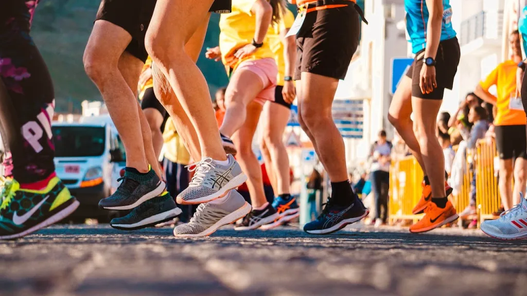 Orang-orang memakai sepatu running untuk berlari