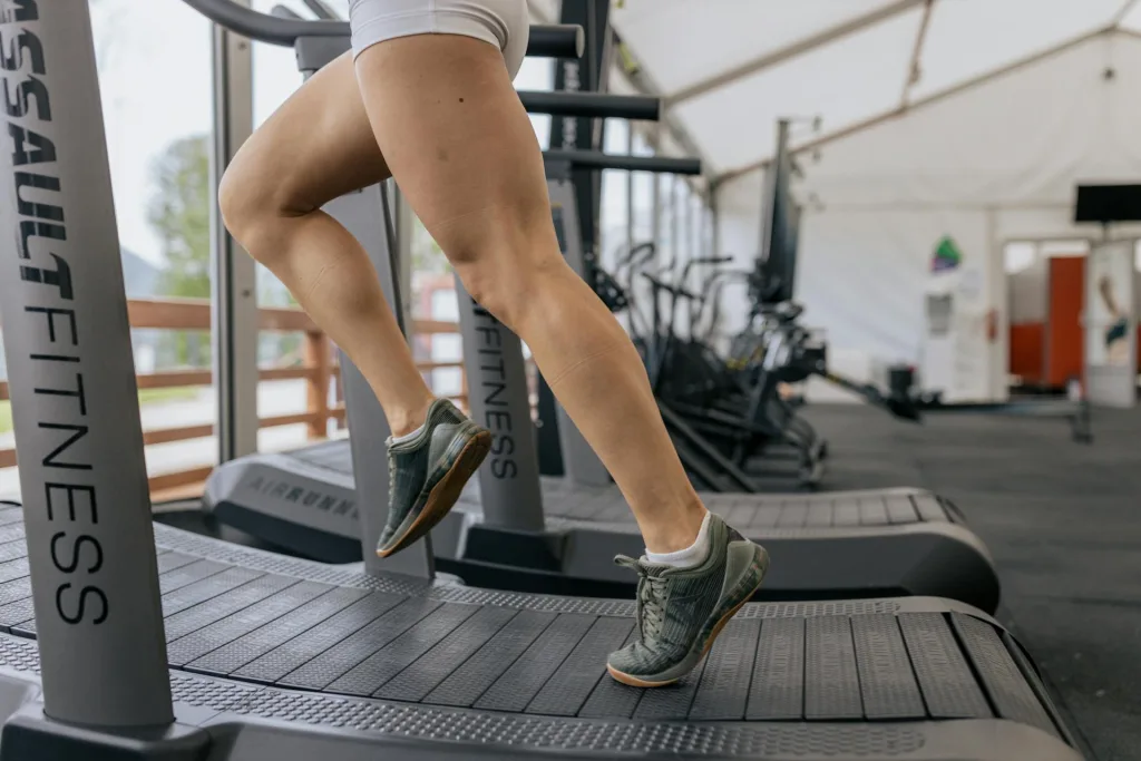 Penting untuk mengetahui tips memilih sepatu gym yang benar sesuai jenis olahraga