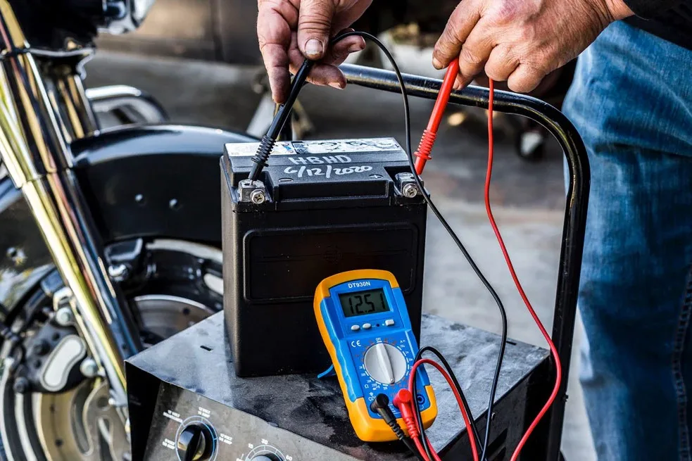 Pemilik Wajib Tau! Ini Cara Merawat Aki Motor Agar Tetap Optimal